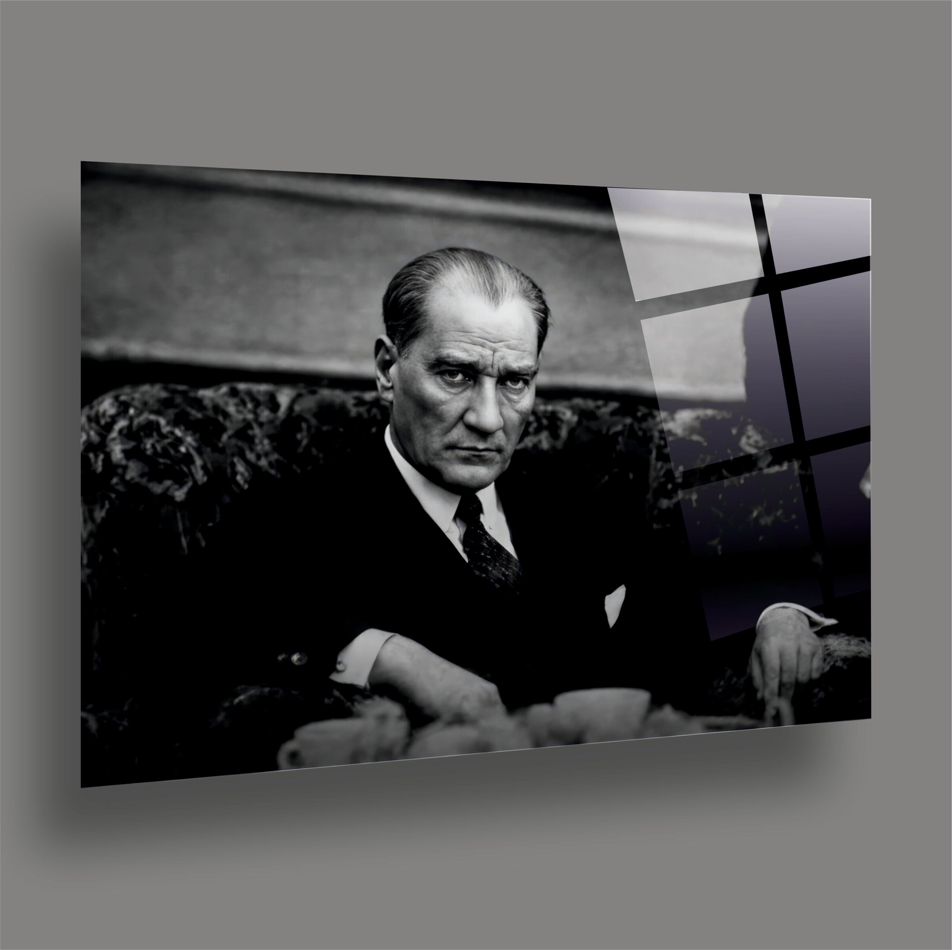 ATA-182 Atatürk Cam Tablo Siyah Beyaz Kararlı Bakış Prestijli Portre Tasarımı