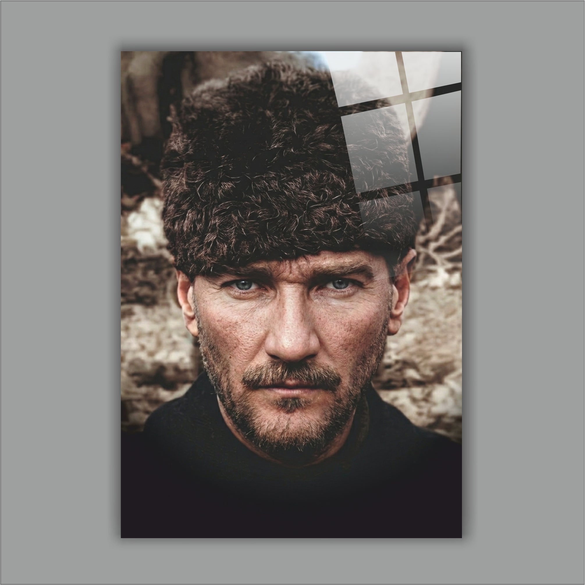 Atatürk Cam Tablo-Atatürk Yakın Plan Kalpaklı - Kararlı Bakış Portresi