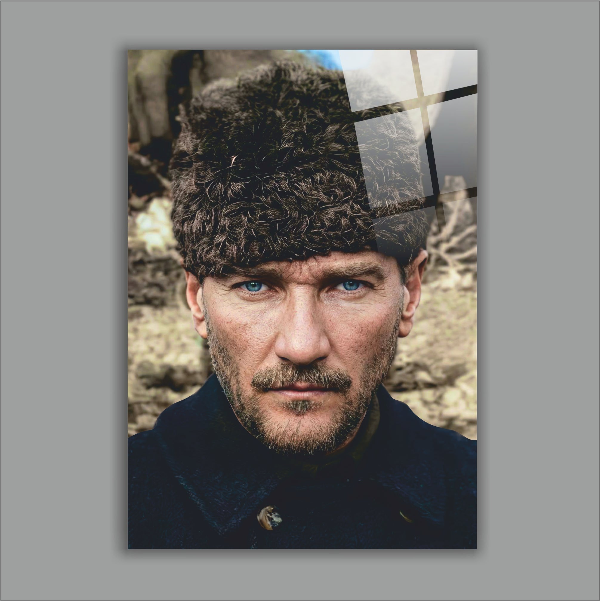 Atatürk Cam Tablo Mavi Gözlü Dev Atatürk-Kalpaklı Realistik Portre Tasarımı