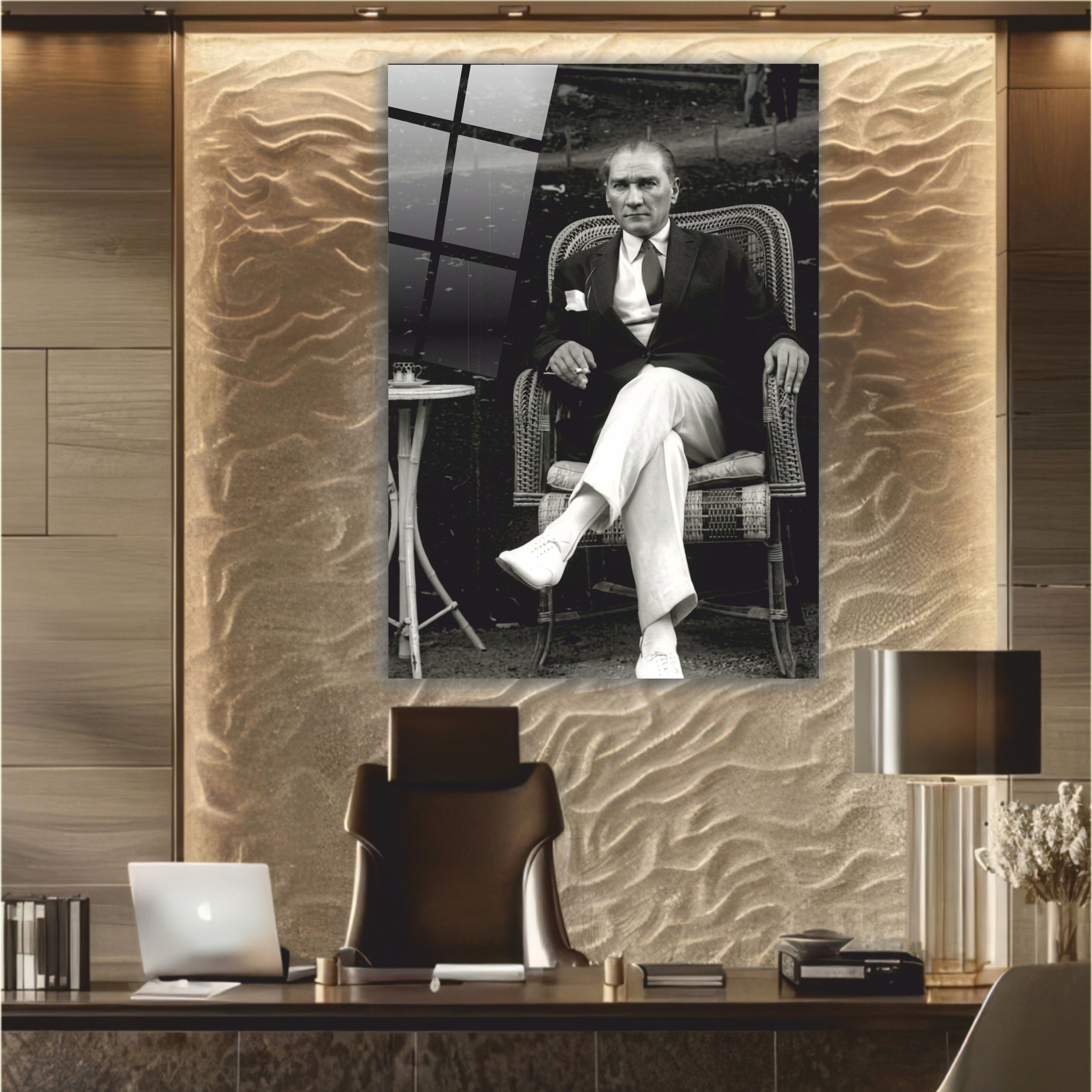 Atatürk Cam Tablo Atatürk Hasır Koltukta Dinlenen- Retro Siyah Beyaz Seri