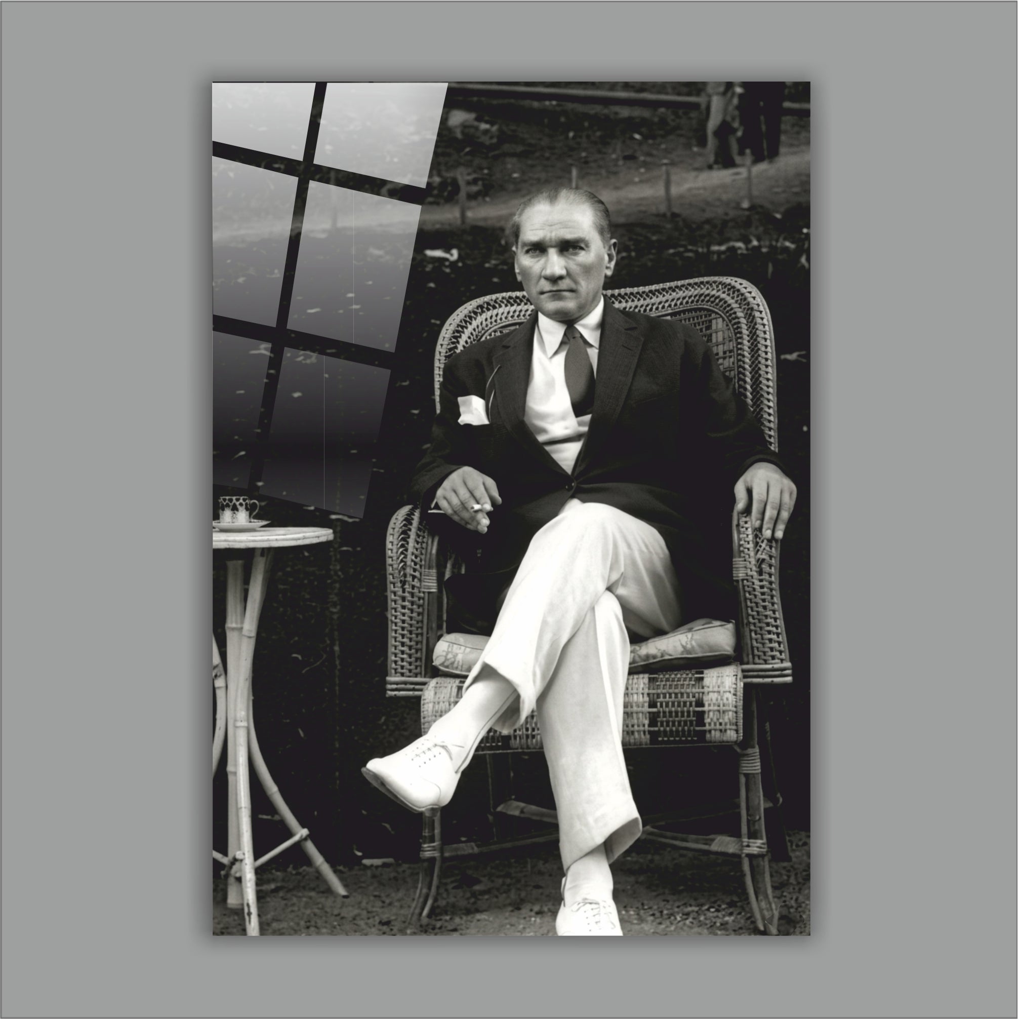 Atatürk Cam Tablo Atatürk Hasır Koltukta Dinlenen- Retro Siyah Beyaz Seri
