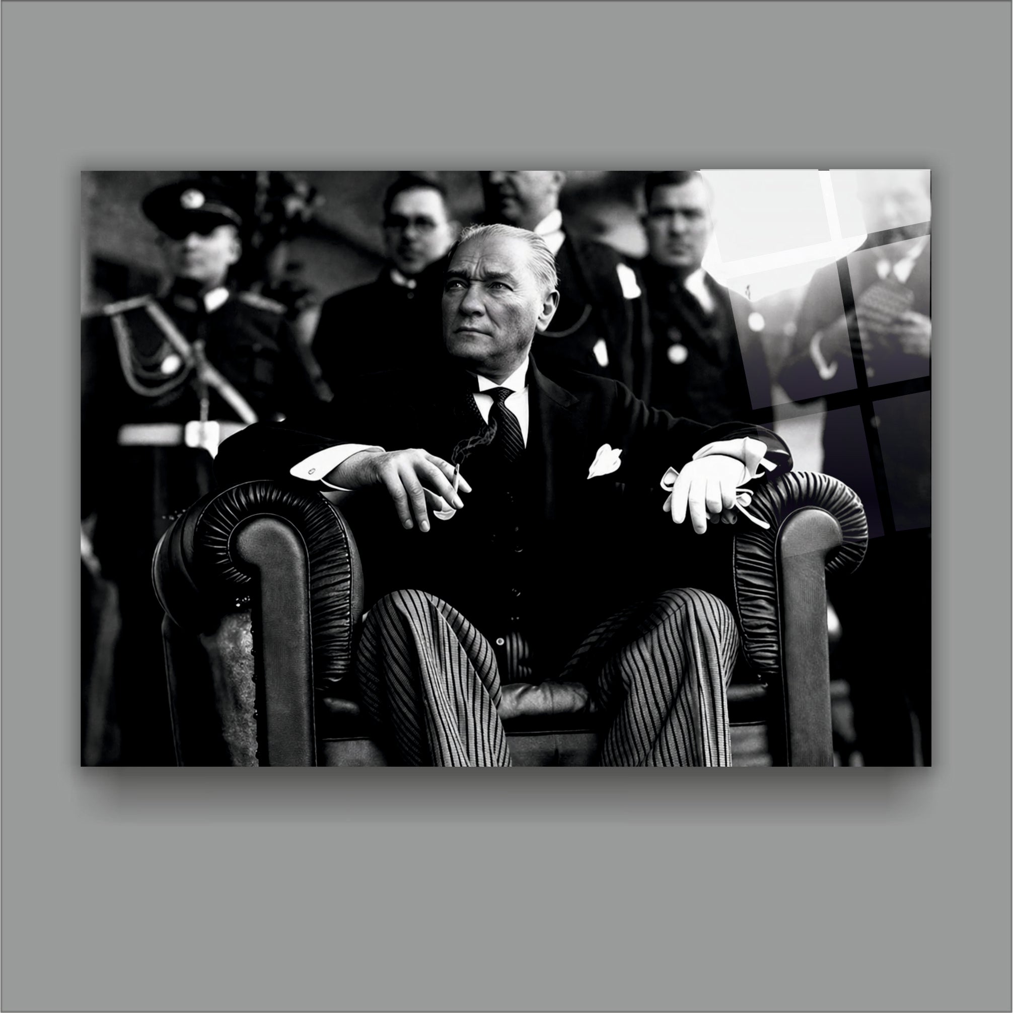 ATA-167 Atatürk Cam Tablo Koltukta Oturan Asil Portre Özel Tasarımı