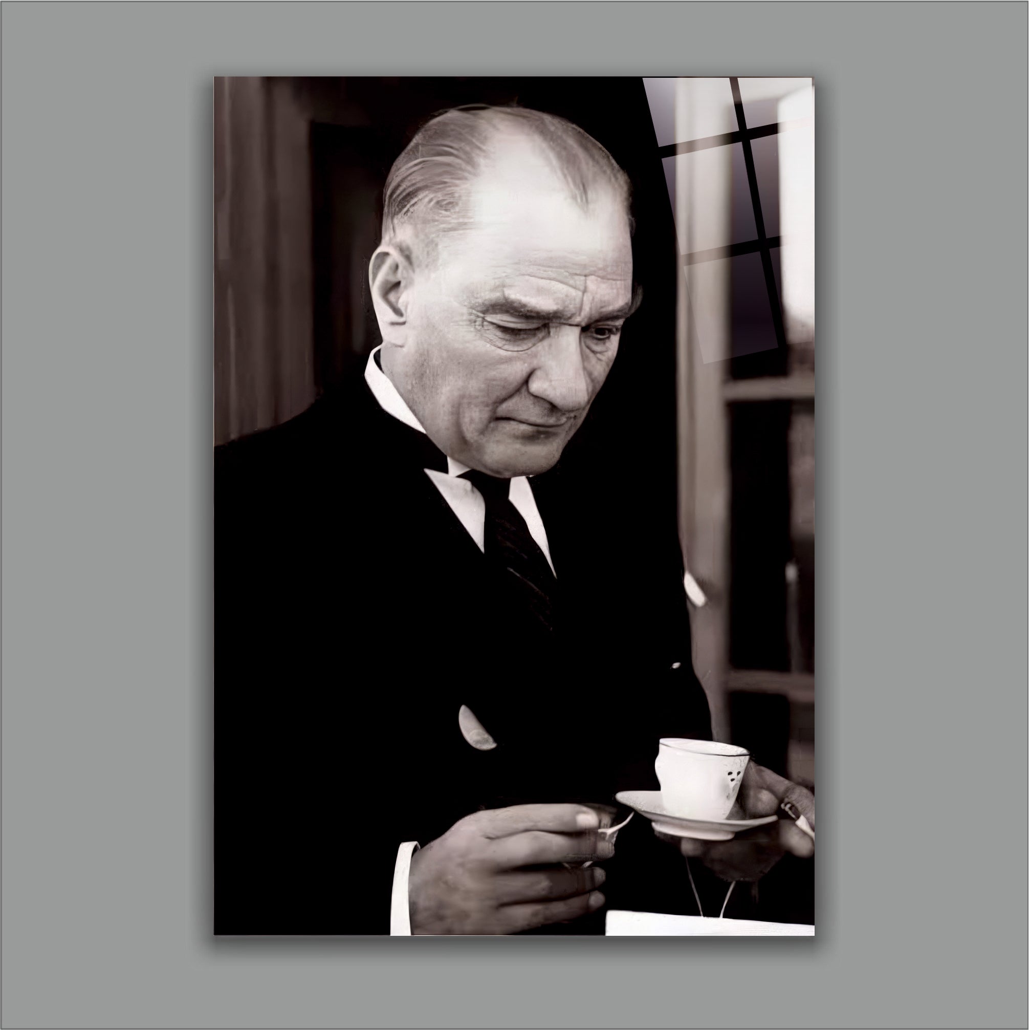 ATA-187 Atatürk Cam Tablo Kahve İçerken Nostaljik Siyah Beyaz Portre Tasarımı