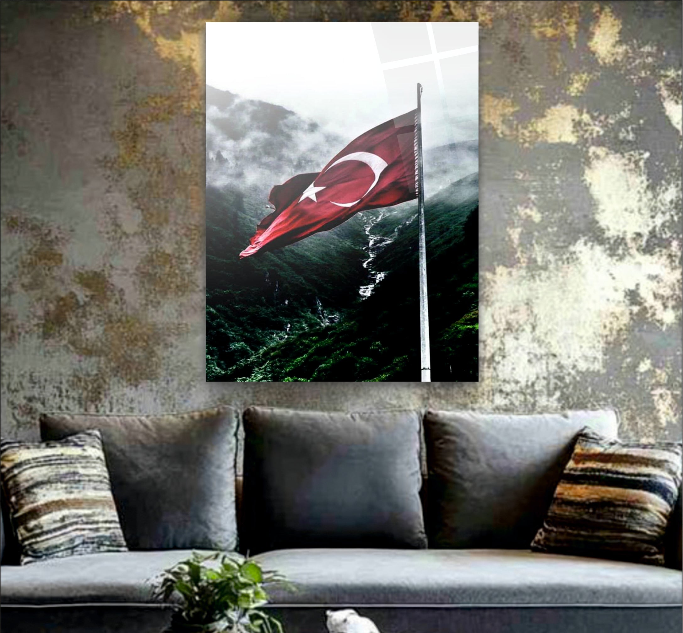 BAYRAK-27 Sisli Dağ Manzarasında Dalgalanan Türk Bayrağı Dekoratif Cam Duvar Tasarımı