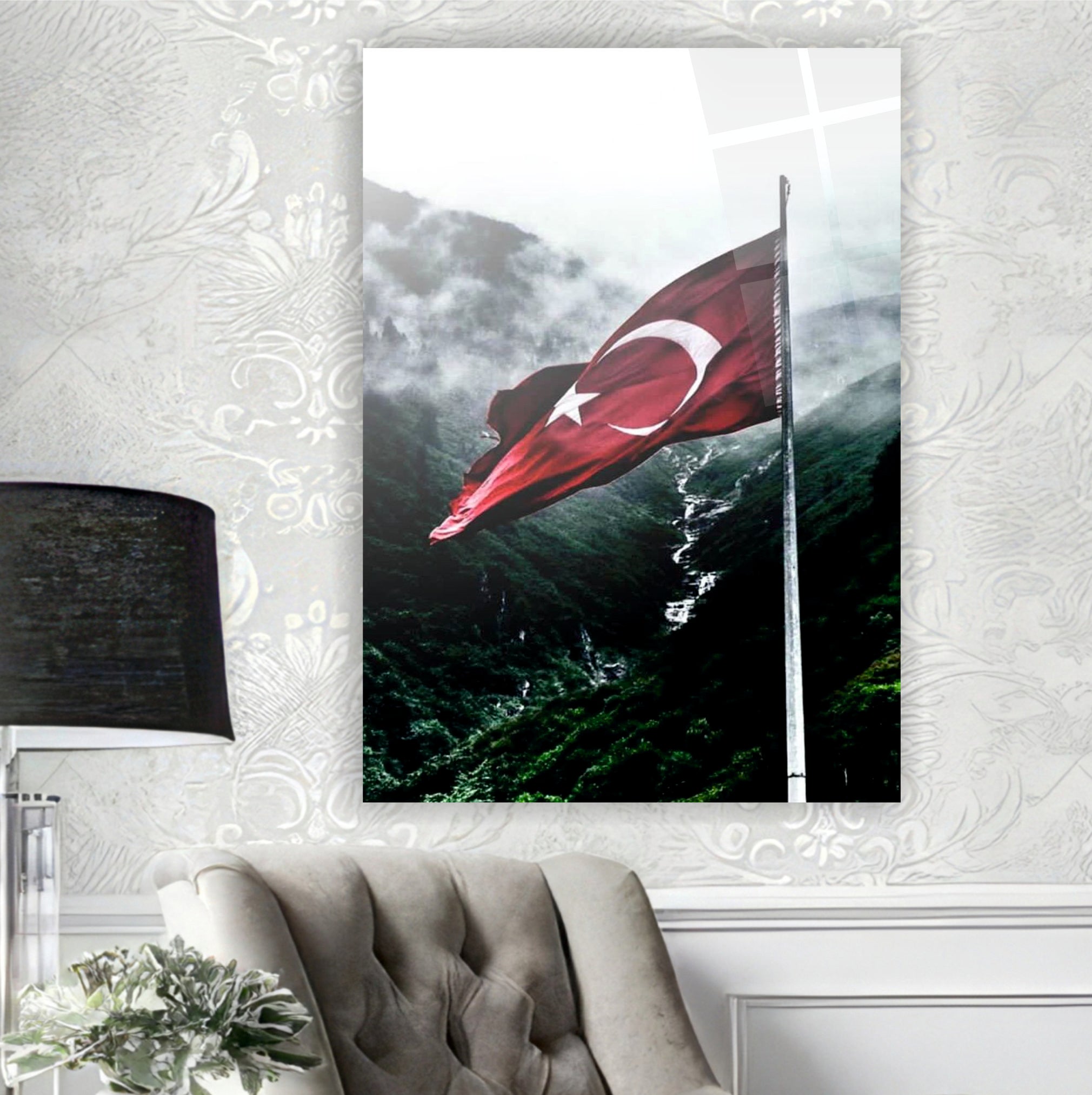 BAYRAK-27 Sisli Dağ Manzarasında Dalgalanan Türk Bayrağı Dekoratif Cam Duvar Tasarımı