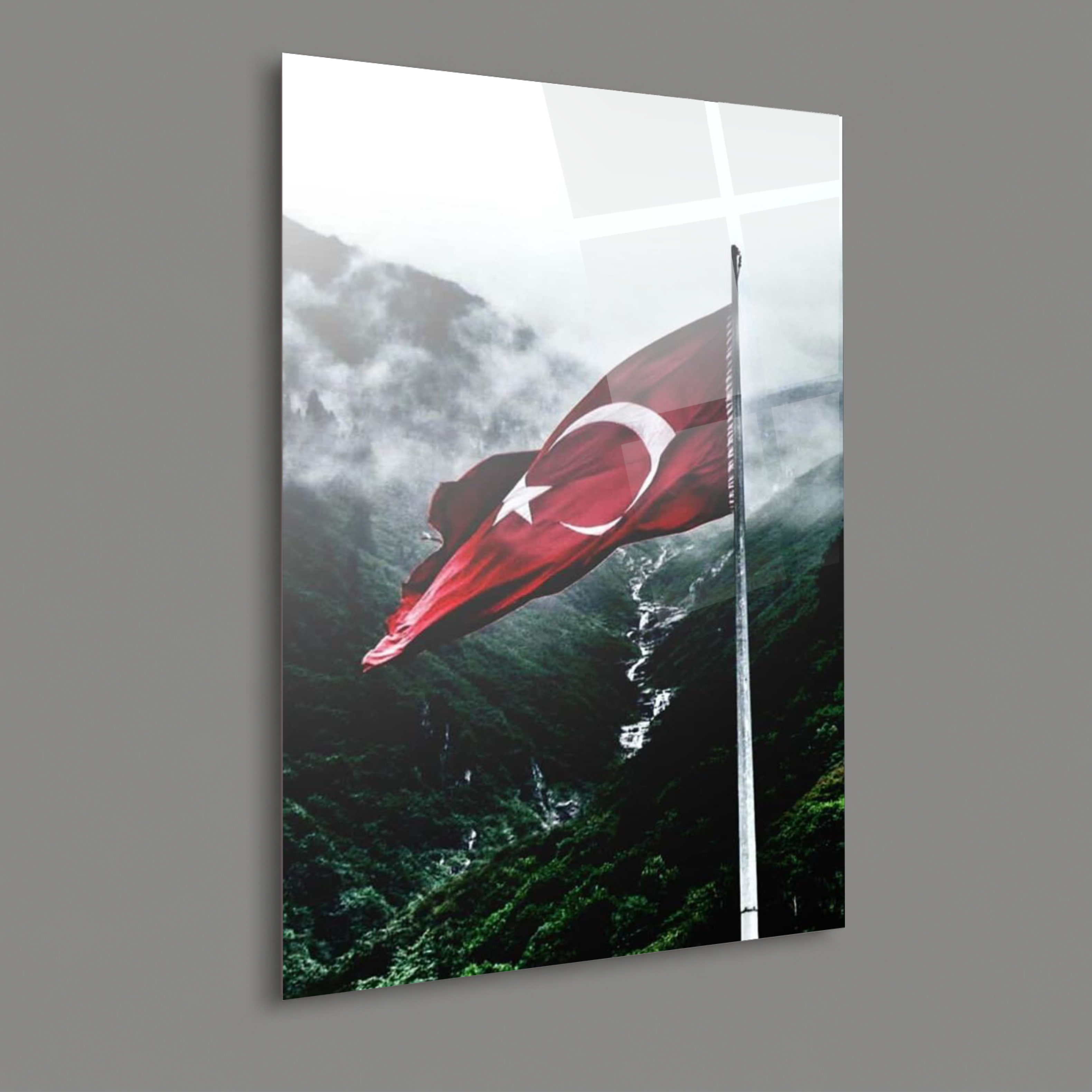 BAYRAK-27 Sisli Dağ Manzarasında Dalgalanan Türk Bayrağı Dekoratif Cam Duvar Tasarımı